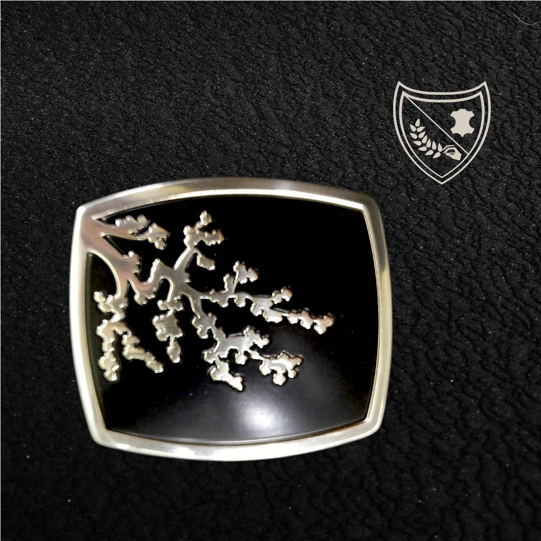 Boucle de ceinture Flowery Night, branches en fleur délicates sur fond noir profond, contraste raffiné et apaisant, élégance intemporelle au style zen, fermoir fiable pour confort et maintien