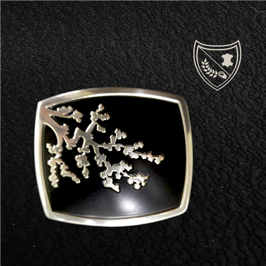 Boucle de ceinture Flowery Night, branches en fleur délicates sur fond noir profond, contraste raffiné et apaisant, élégance intemporelle au style zen, fermoir fiable pour confort et maintien