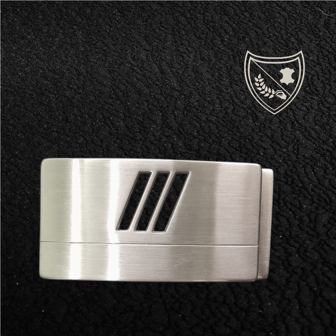 Boucle de ceinture Vectra en zamac mat, trois ouvertures, fermoir innovant, fabriquée en Italie; style sport‑chic pour tenue urbaine et pro.