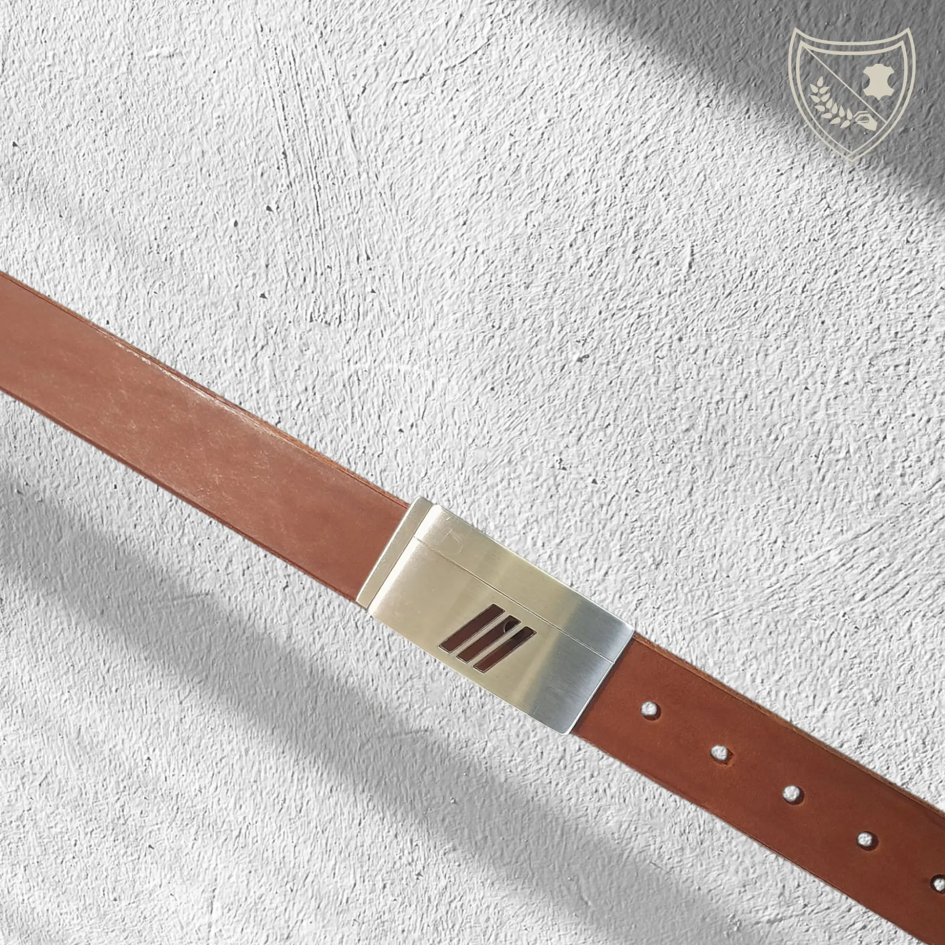 Ceinture couleur havana avec boucle de ceinture Vectra en zamac mat, trois ouvertures, fabriquée en Italie; style sport‑chic pour tenue urbaine et pro.