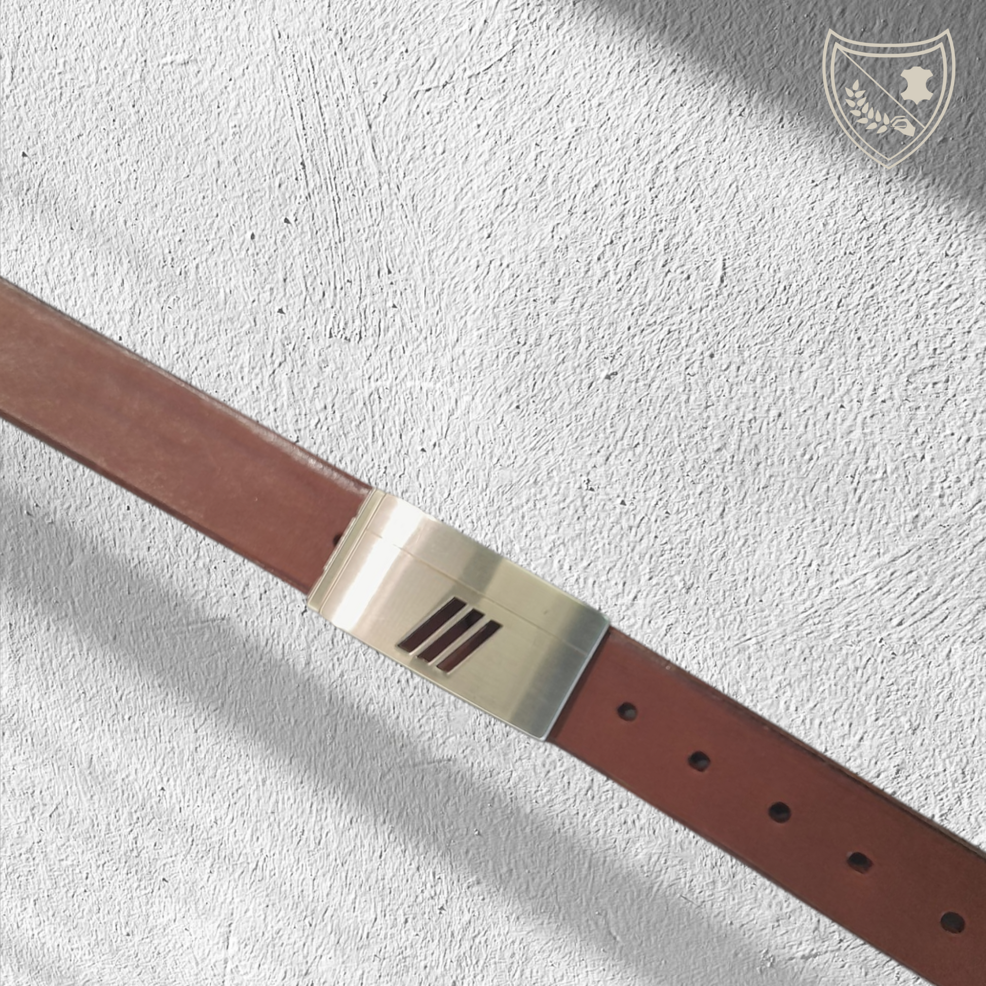 Ceinture couleur chocolat avec boucle de ceinture Vectra en zamac mat, trois ouvertures, fabriquée en Italie; style sport‑chic pour tenue urbaine et pro.