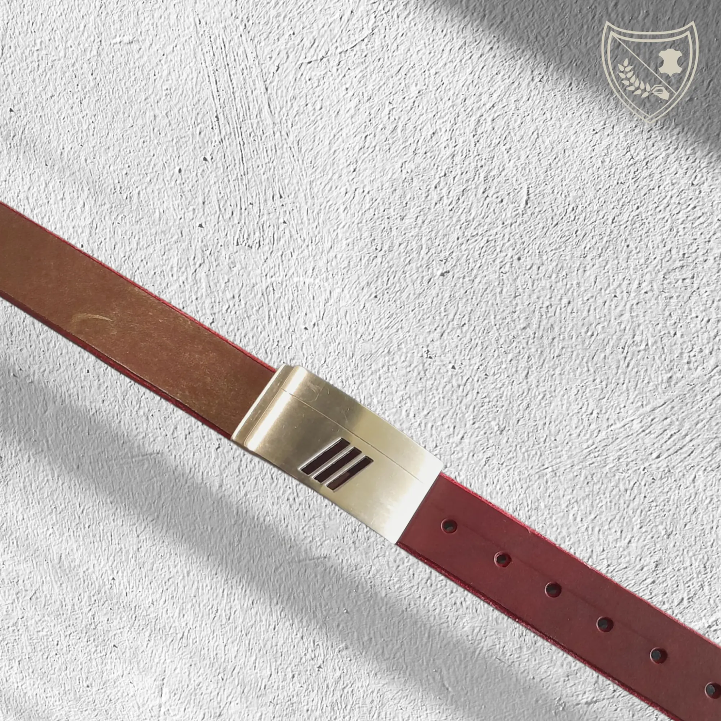 Ceinture couleur victoria avec boucle de ceinture Vectra en zamac mat, trois ouvertures, fabriquée en Italie; style sport‑chic pour tenue urbaine et pro.