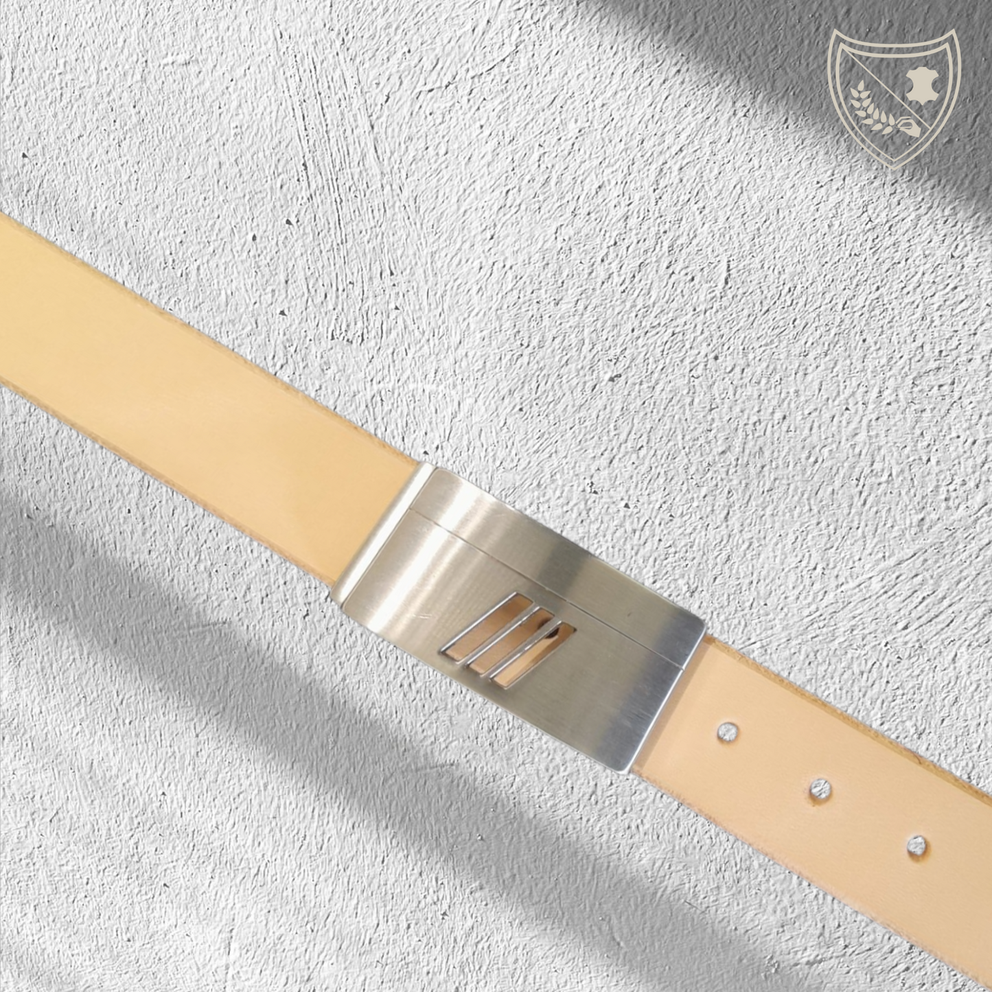 Ceinture couleur naturelle avec boucle de ceinture Vectra en zamac mat, trois ouvertures, fabriquée en Italie; style sport‑chic pour tenue urbaine et pro.