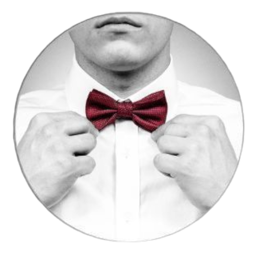 homme nouant son nœud papillon