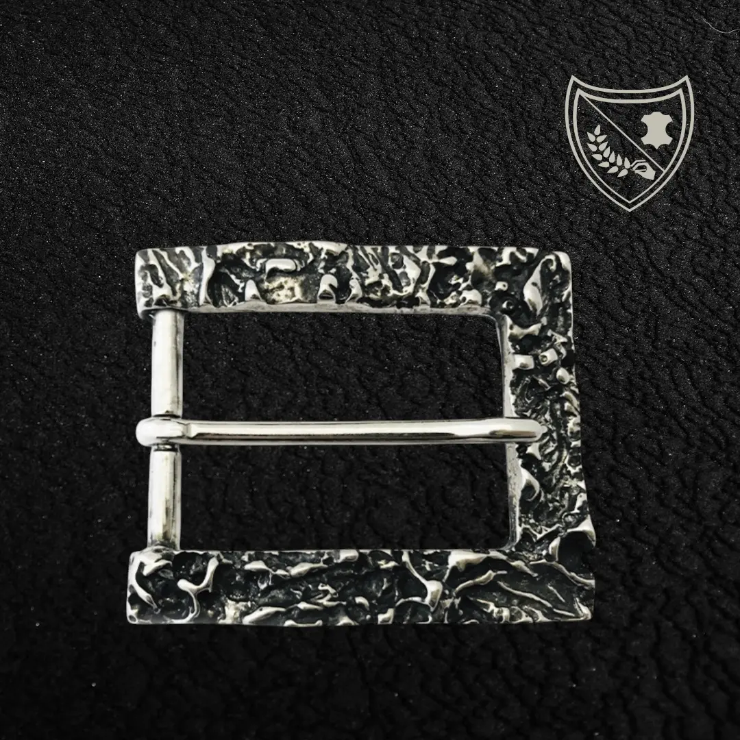 Boucle de ceinture Mineral Black, texture minérale noir profond, charisme brut et raffiné, pièce audacieuse et moderne, fermoir fiable pour confort et maintien.