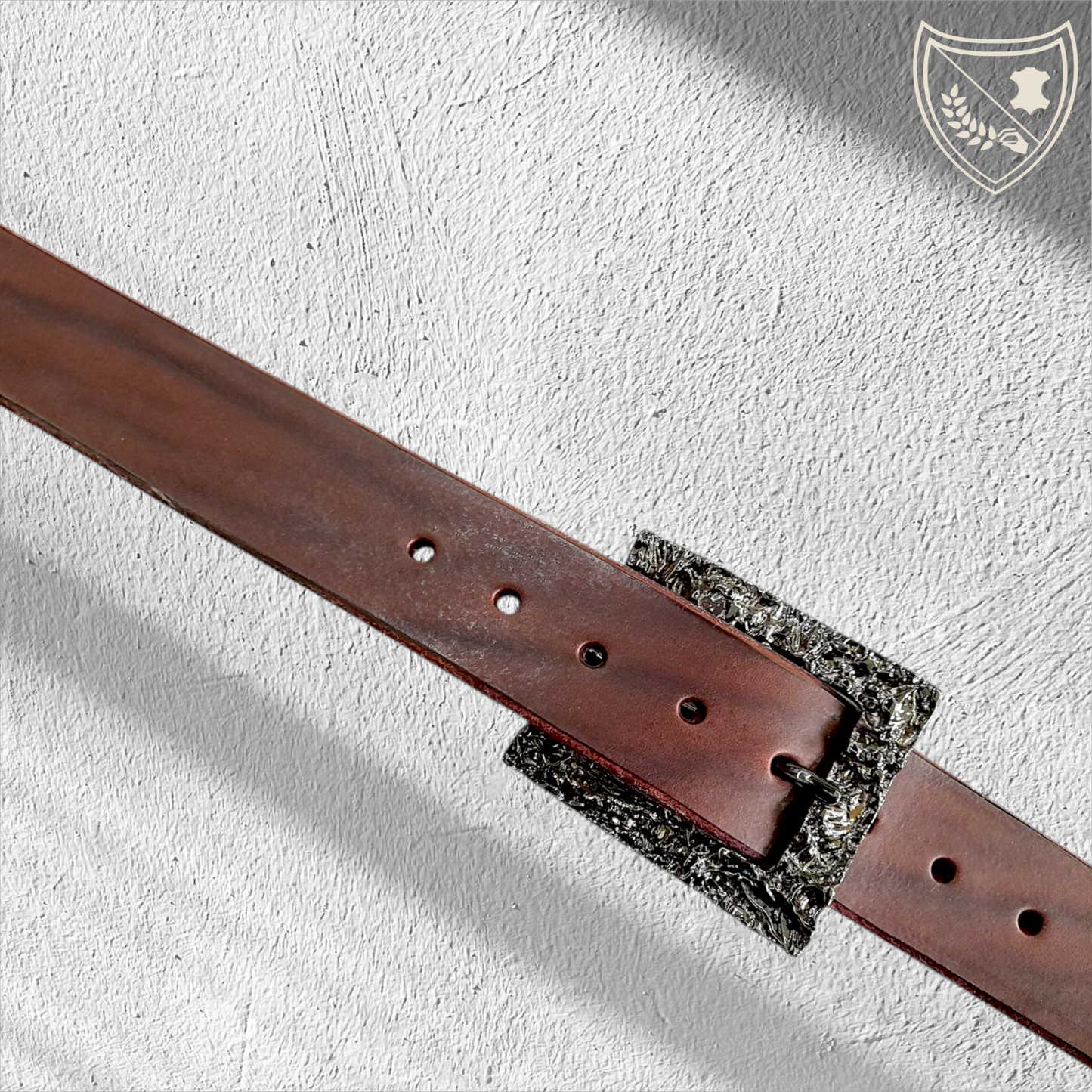 Ceinture cuir tannage végétal couleur chocolat avec boucle de ceinture Mineral Black, texture minérale noir profond, charisme brut et raffiné, pièce audacieuse et moderne, fermoir fiable pour confort et maintient