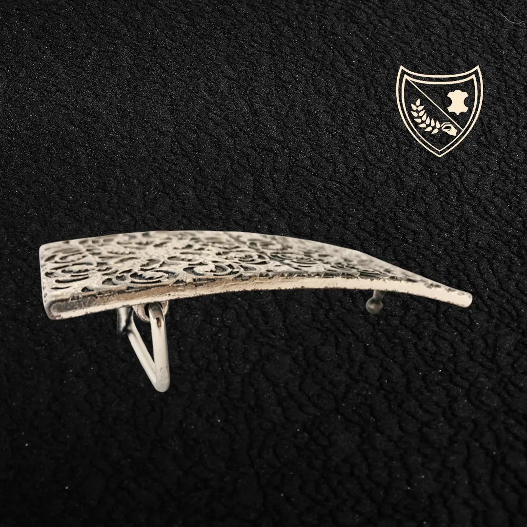 Boucle de ceinture à arabesques florales en relief, profondeur somptueuse aux reflets captivants, charme oriental intemporel, fermoir fiable pour confort et maintien. Vue de profile 