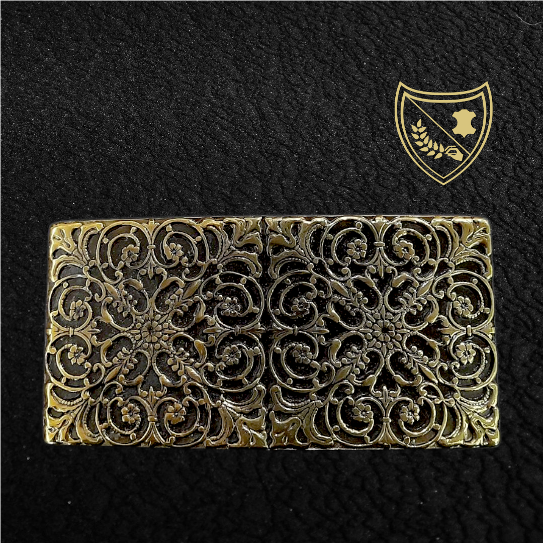 Boucle de ceinture à arabesques florales en relief, profondeur somptueuse aux reflets captivants, charme oriental intemporel, fermoir fiable pour confort et maintien. Vue de face