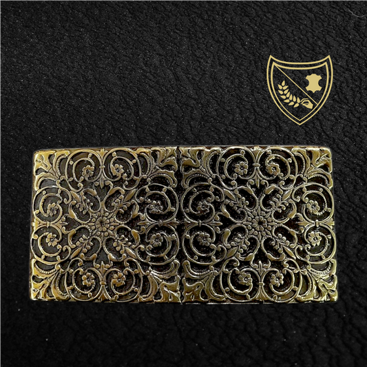 Boucle de ceinture à arabesques florales en relief, profondeur somptueuse aux reflets captivants, charme oriental intemporel, fermoir fiable pour confort et maintien. Vue de face