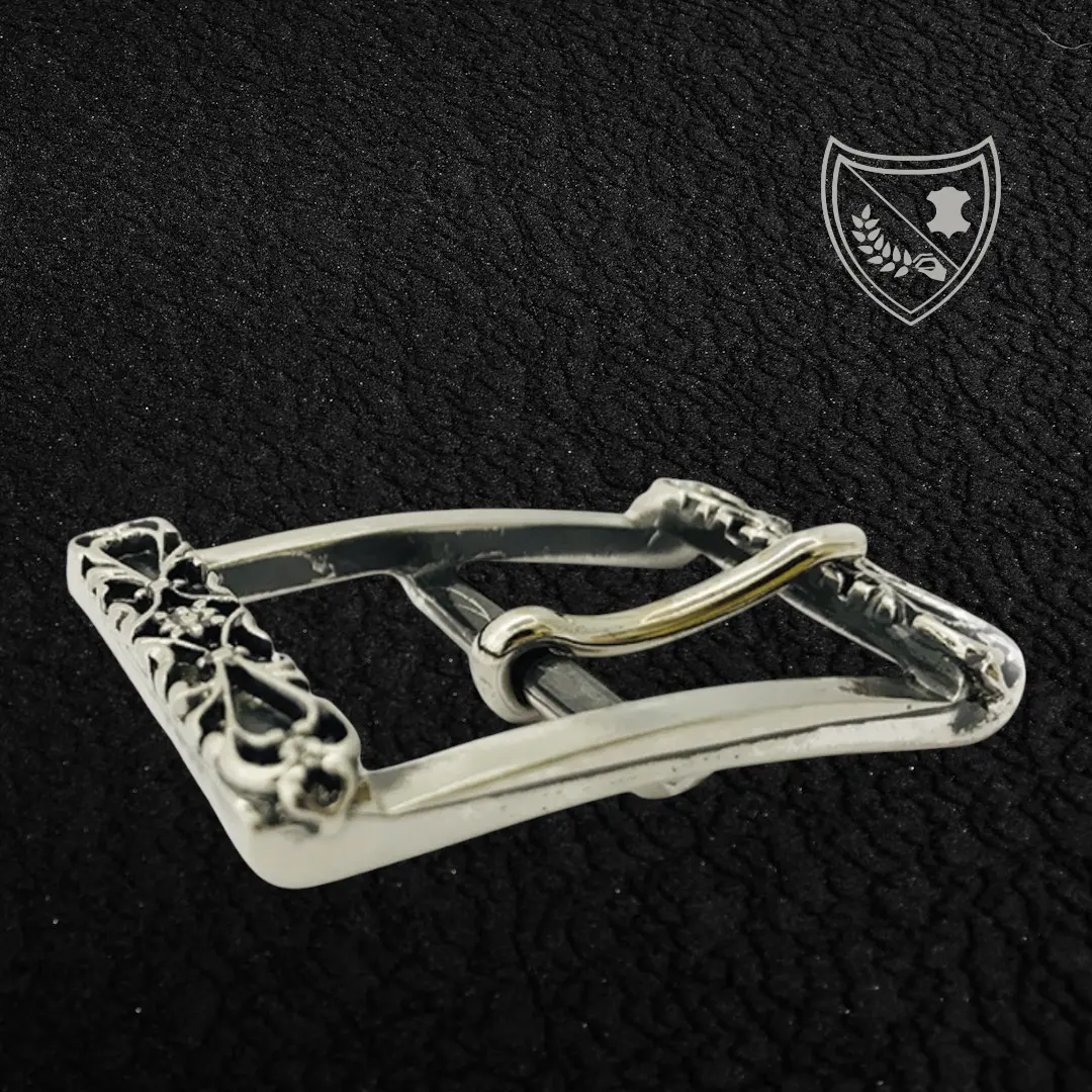 Boucle de ceinture Arabesque en zamac premium, motifs travaillés aux finitions élégantes, savoir‑faire italien, élégance sophistiquée, fermoir fiable pour confort et maintien vue de profile 