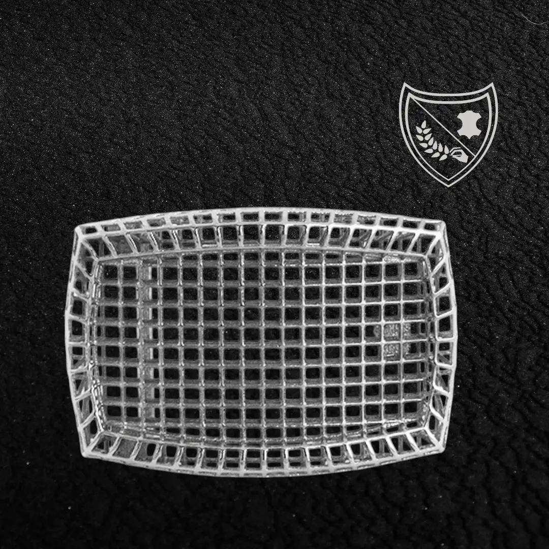 Boucle de ceinture Square, design ajouré en quadrillage, esthétique légère et architecturale, métal robuste, fermoir fiable pour confort et maintien du bureau au week‑end. Vue de face