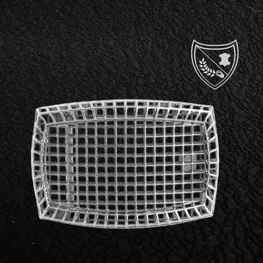 Boucle de ceinture Square, design ajouré en quadrillage, esthétique légère et architecturale, métal robuste, fermoir fiable pour confort et maintien du bureau au week‑end. Vue de face