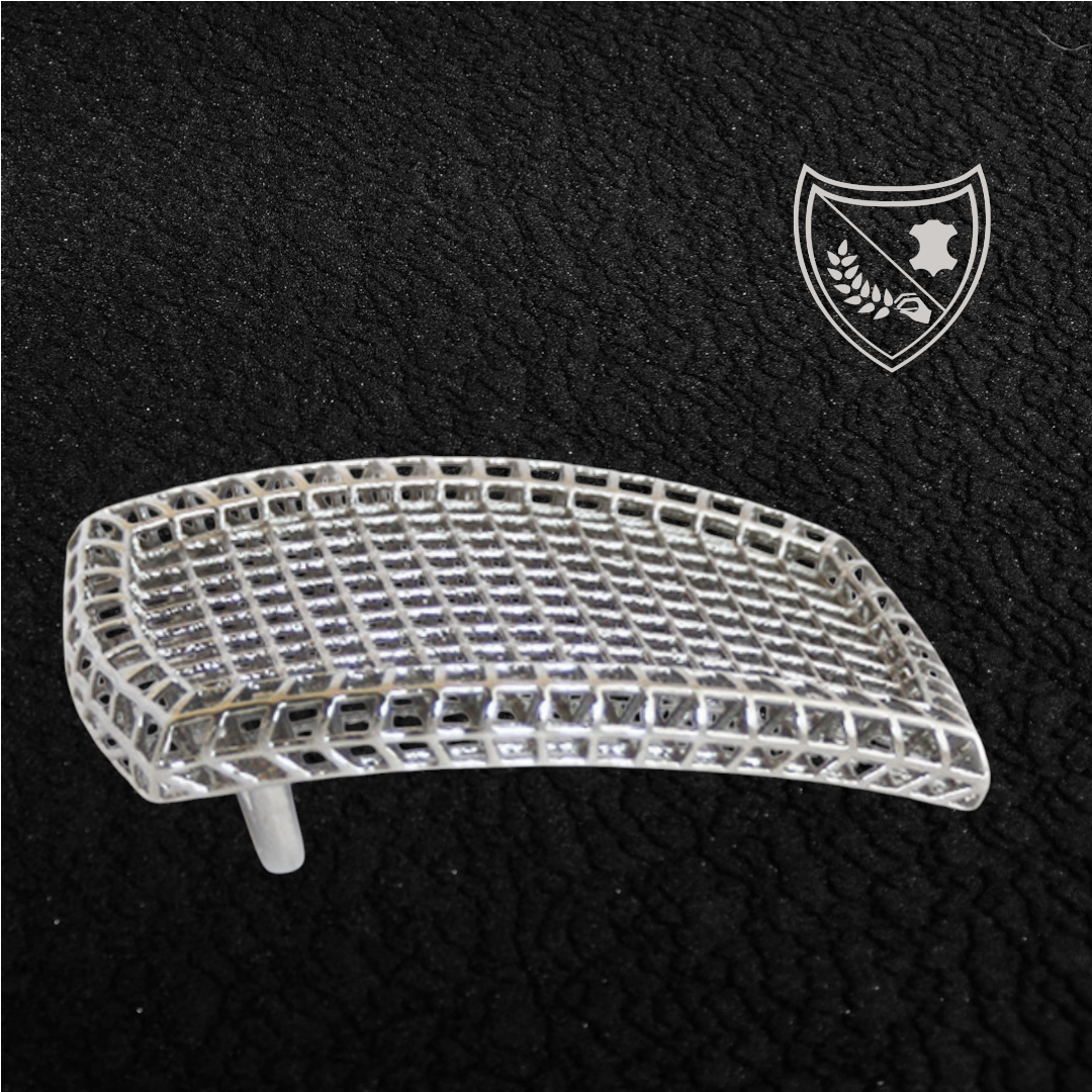 Boucle de ceinture Square, design ajouré en quadrillage, esthétique légère et architecturale, métal robuste, fermoir fiable pour confort et maintien du bureau au week‑end. Vue de profile 