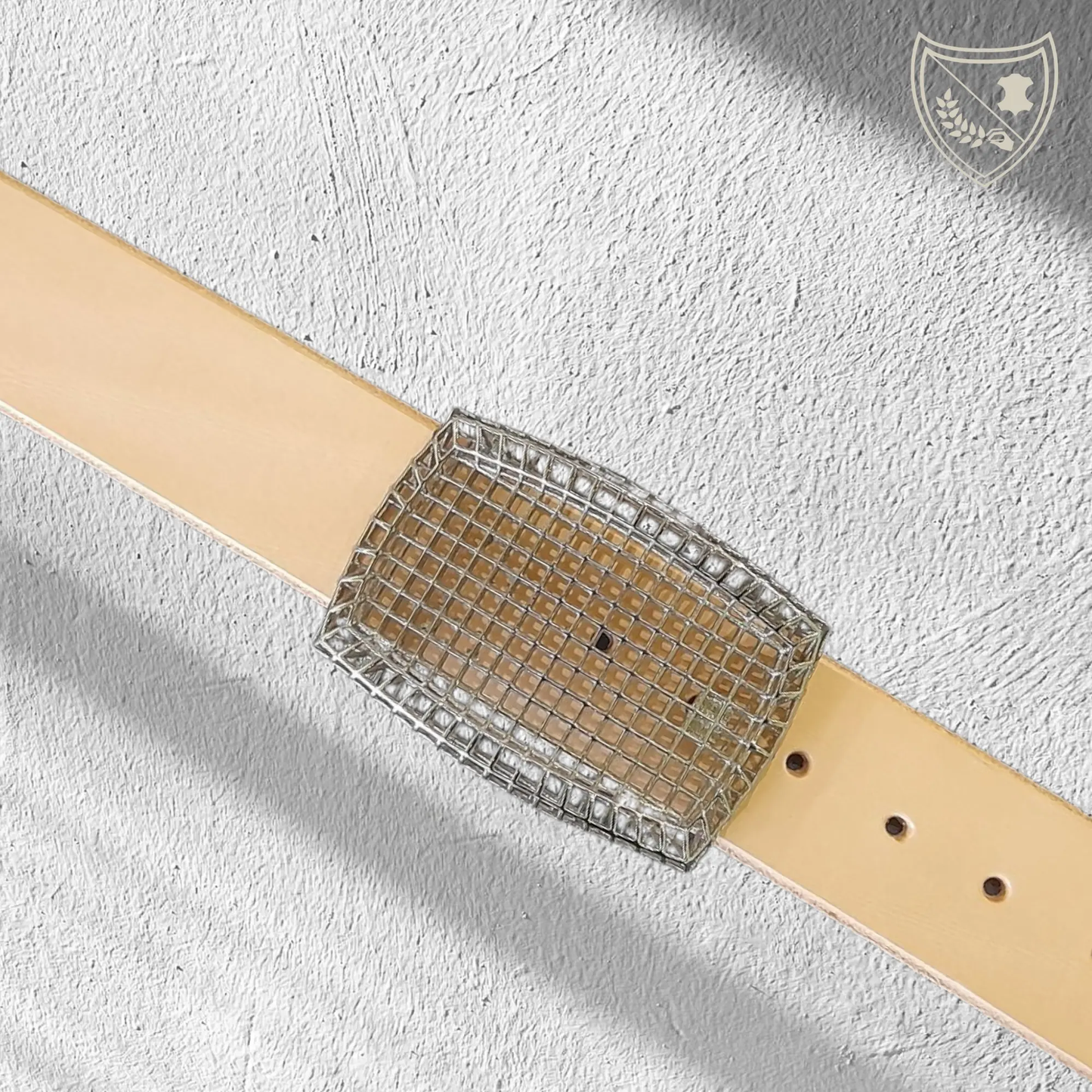 Ceinture cuir tannage végétal couleur naturelle avec boucle de ceinture Square, design ajouré en quadrillage, esthétique légère et architecturale, métal robuste, fermoir fiable pour confort et maintien du bureau au week‑end. Vue de face