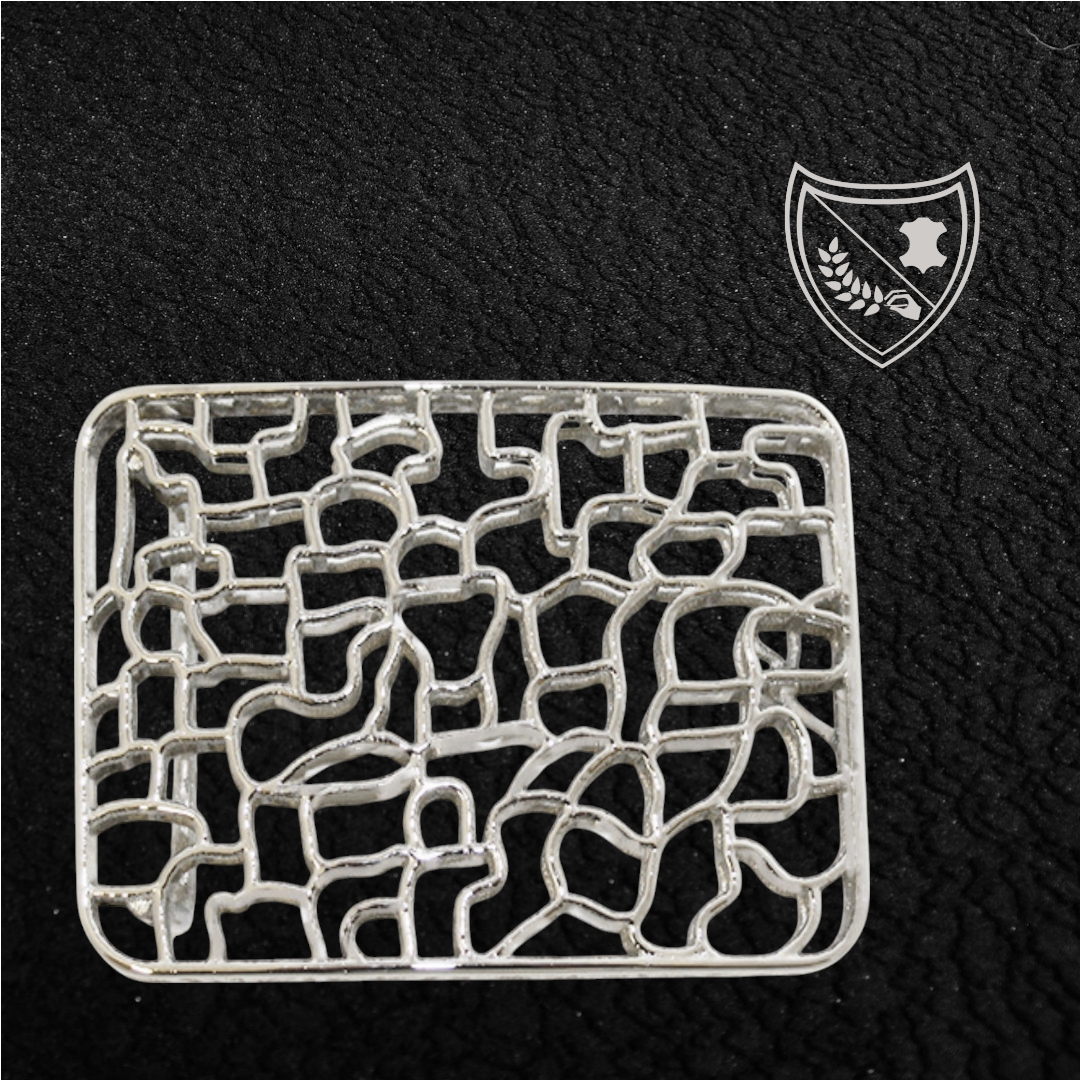 Boucle de ceinture Wave, design sculptural effet dentelle, audacieuse et raffinée, savoir‑faire artisanal, fermoir fiable pour confort et maintien. Vue de face 