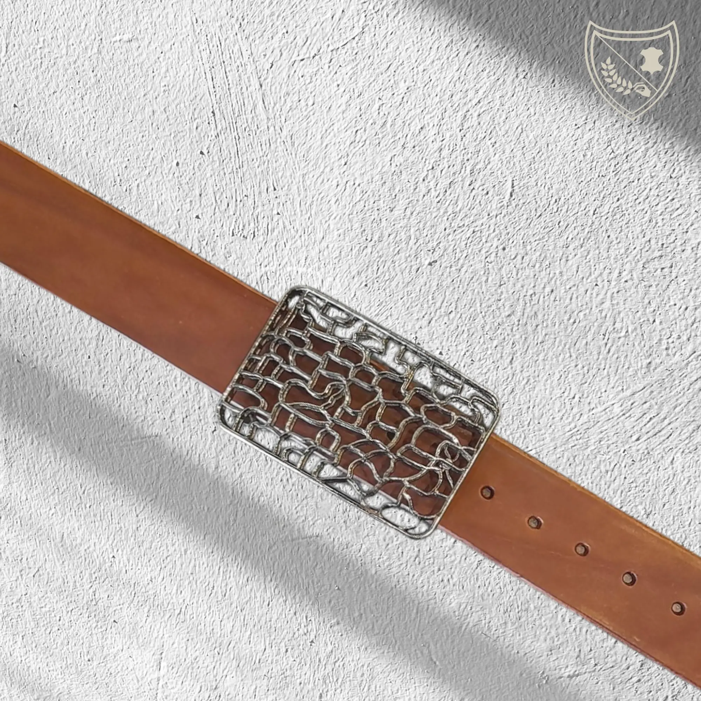 Ceinture cuir tannage végétal couleur havana avec boucle de ceinture Wave, design sculptural effet dentelle, audacieuse et raffinée, savoir‑faire artisanal, fermoir fiable pour confort et maintien