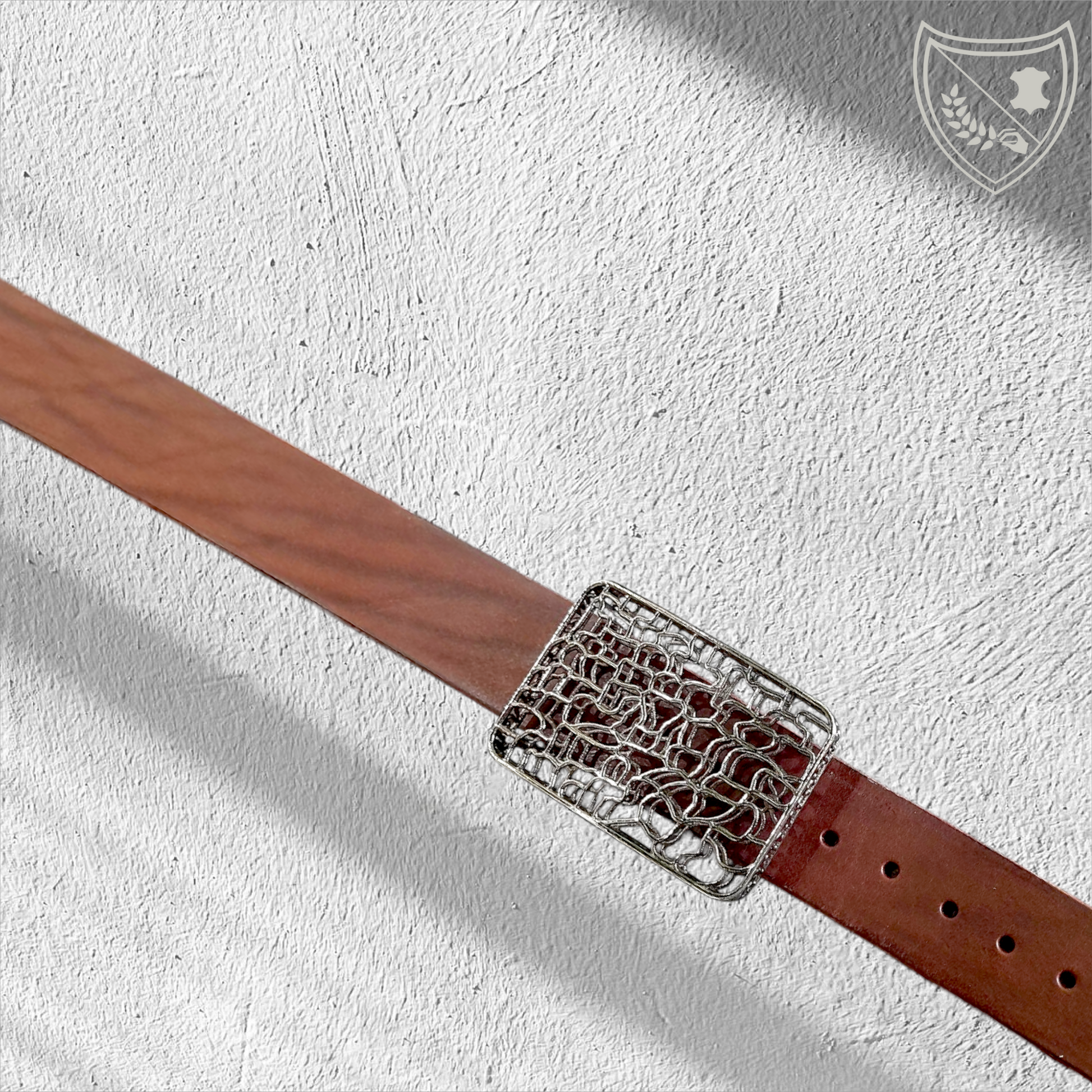 Ceinture cuir tannage végétal couleur chocolat avec boucle de ceinture Wave, design sculptural effet dentelle, audacieuse et raffinée, savoir‑faire artisanal, fermoir fiable pour confort et maintien