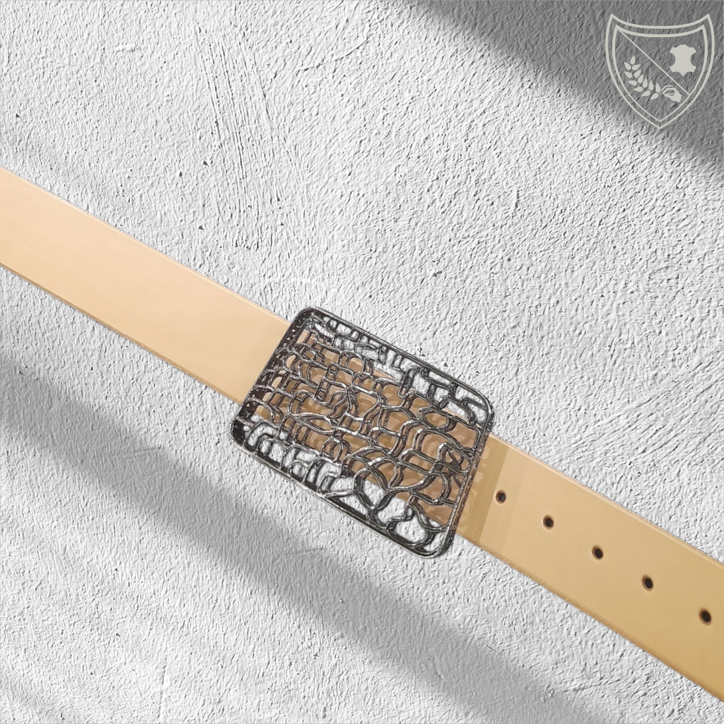 Ceinture cuir tannage végétal couleur naturelle avec boucle de ceinture Wave, design sculptural effet dentelle, audacieuse et raffinée, savoir‑faire artisanal, fermoir fiable pour confort et maintien