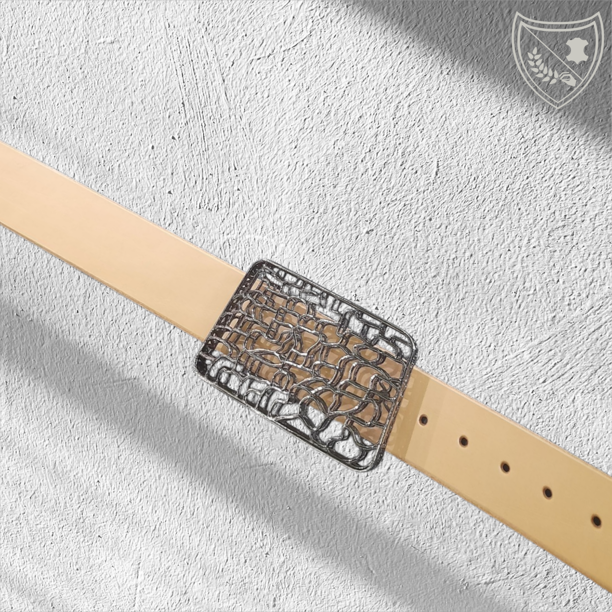 Ceinture cuir tannage végétal couleur naturelle avec boucle de ceinture Wave, design sculptural effet dentelle, audacieuse et raffinée, savoir‑faire artisanal, fermoir fiable pour confort et maintien