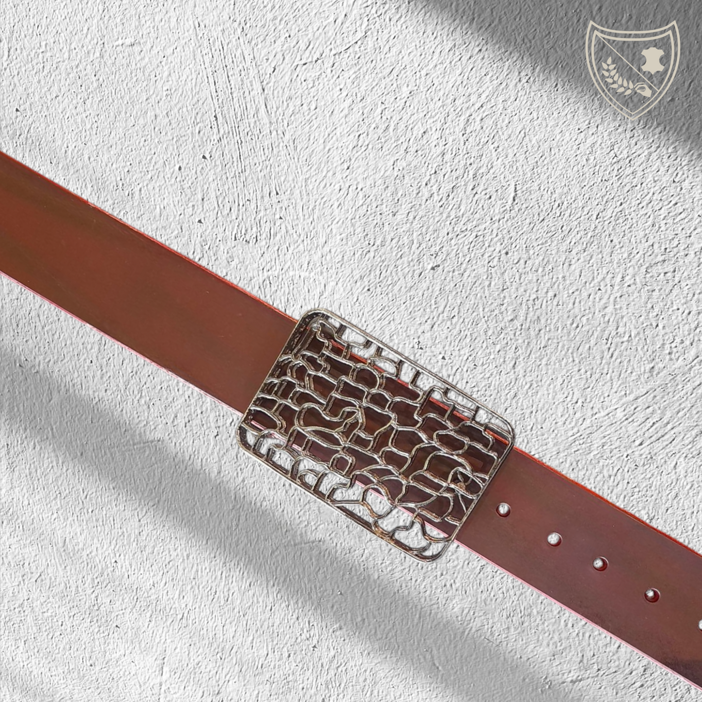 Ceinture cuir tannage végétal couleur victoria avec boucle de ceinture Wave, design sculptural effet dentelle, audacieuse et raffinée, savoir‑faire artisanal, fermoir fiable pour confort et maintien