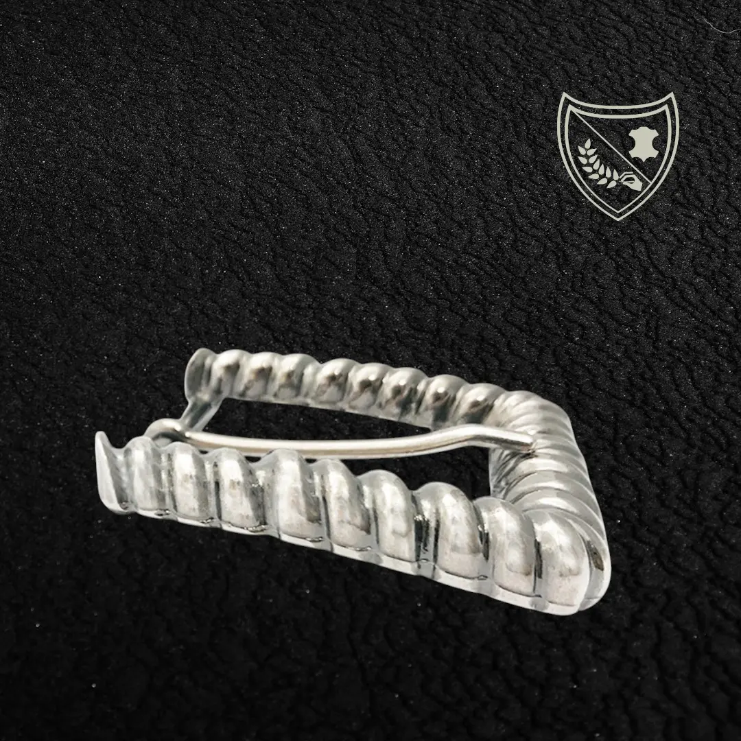 Boucle de ceinture Twist en métal argenté, contour torsadé en spirale, jeux de lumière pour allure sculpturale, élégance moderne et intemporelle, fermoir fiable pour confort et maintien. vue de profile 