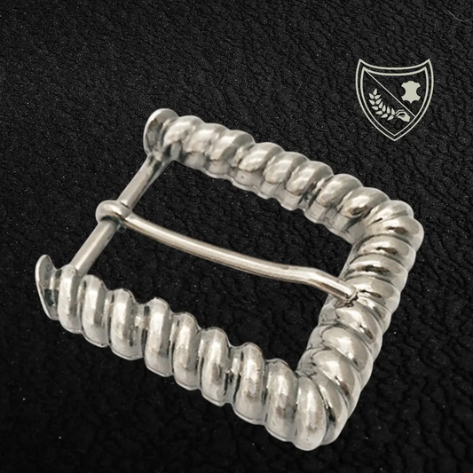 Boucle de ceinture Twist en métal argenté, contour torsadé en spirale, jeux de lumière pour allure sculpturale, élégance moderne et intemporelle, fermoir fiable pour confort et maintien.