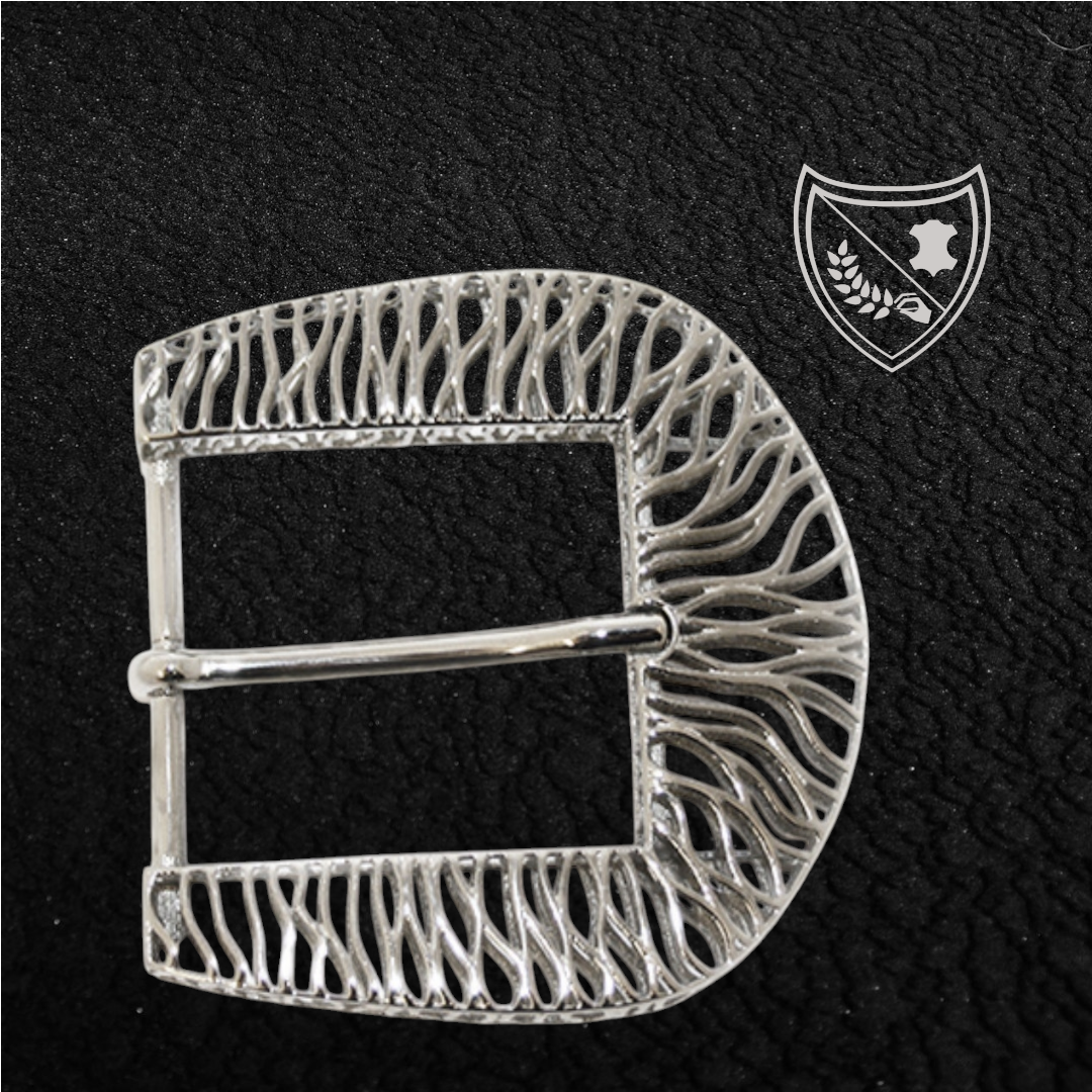 Boucle de ceinture Tigre en métal argenté, lignes fluides pour allure puissante et raffinée, audacieuse mais chic, fermoir fiable pour confort et maintien du quotidien aux occasions habillées. Vue de face