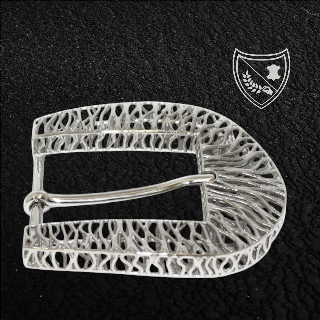 Boucle de ceinture Tigre en métal argenté, lignes fluides pour allure puissante et raffinée, audacieuse mais chic, fermoir fiable pour confort et maintien du quotidien aux occasions habillées. Vue de profile 