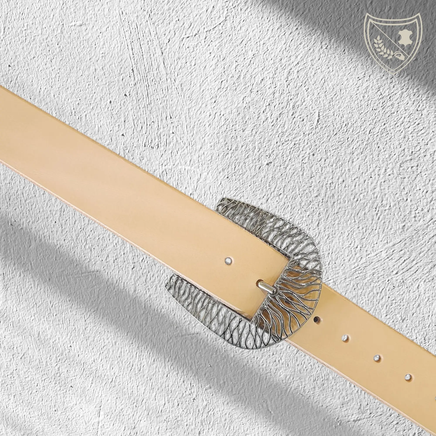 Ceinture cuir végétal de couleur naturelle avec boucle de ceinture Tigre en métal argenté, lignes fluides pour allure puissante et raffinée, audacieuse mais chic, fermoir fiable pour confort et maintien du quotidien aux occasions habillées. Vue de face