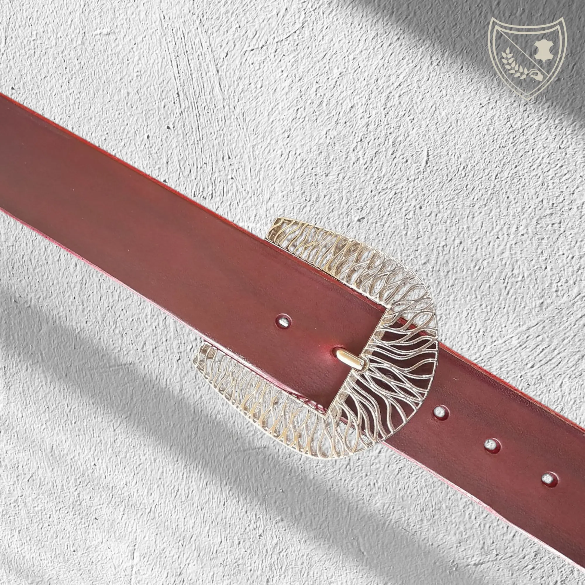 Ceinture cuir végétal de couleur victoria avec boucle de ceinture Tigre en métal argenté, lignes fluides pour allure puissante et raffinée, audacieuse mais chic, fermoir fiable pour confort et maintien du quotidien aux occasions habillées. Vue de face
