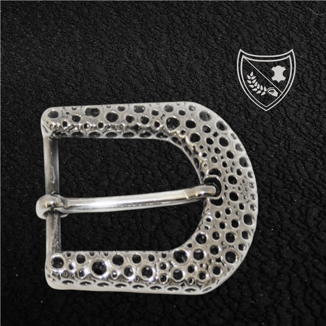 Boucle de ceinture Guépard en métal argenté brillant, design perforé qui capte la lumière, allure moderne et intemporelle, fermoir fiable pour confort et maintien du bureau aux soirées. Vue de face