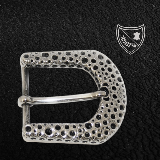 Boucle de ceinture Guépard en métal argenté brillant, design perforé qui capte la lumière, allure moderne et intemporelle, fermoir fiable pour confort et maintien du bureau aux soirées. Vue de face