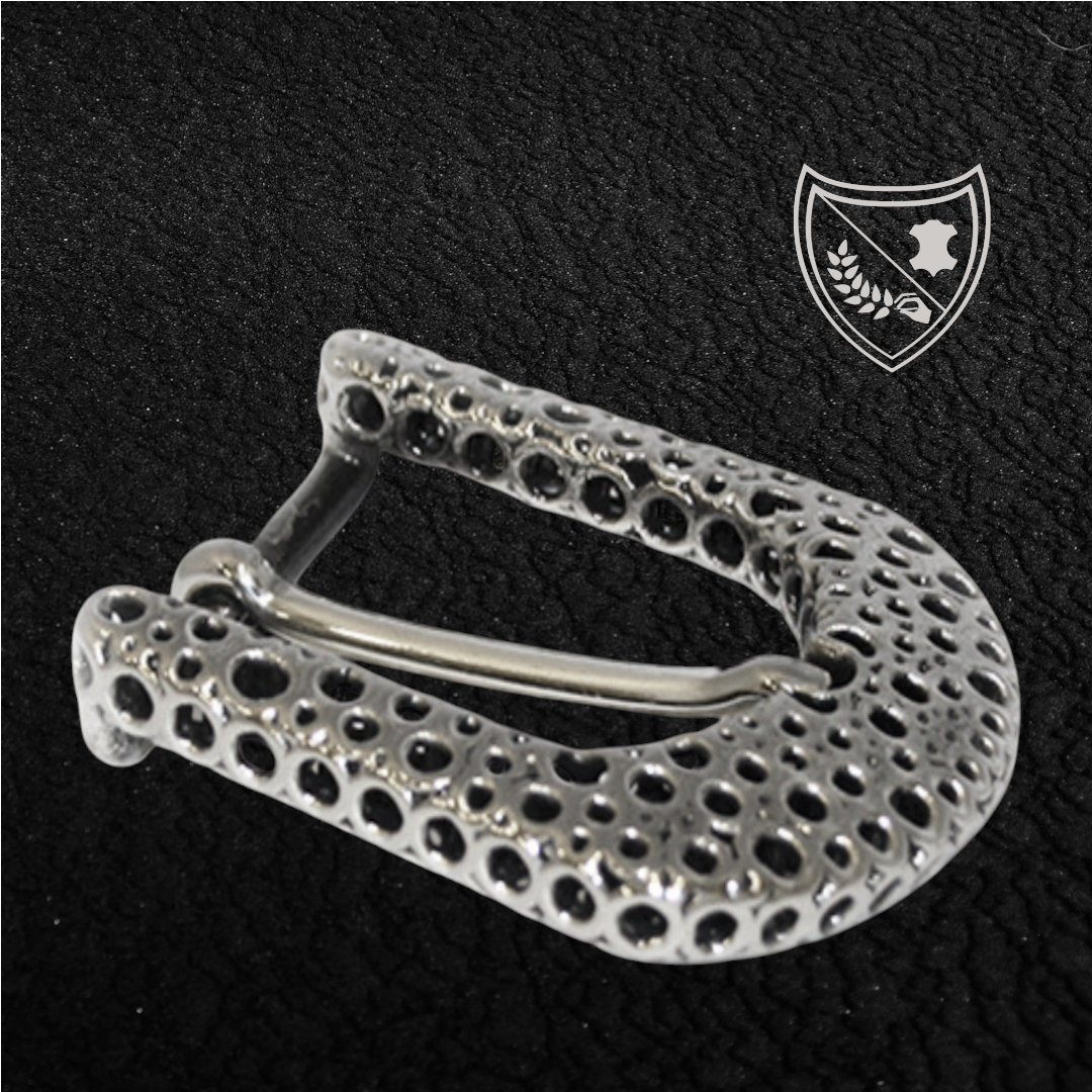 Boucle de ceinture Guépard en métal argenté brillant, design perforé qui capte la lumière, allure moderne et intemporelle, fermoir fiable pour confort et maintien du bureau aux soirées. Vue de profile