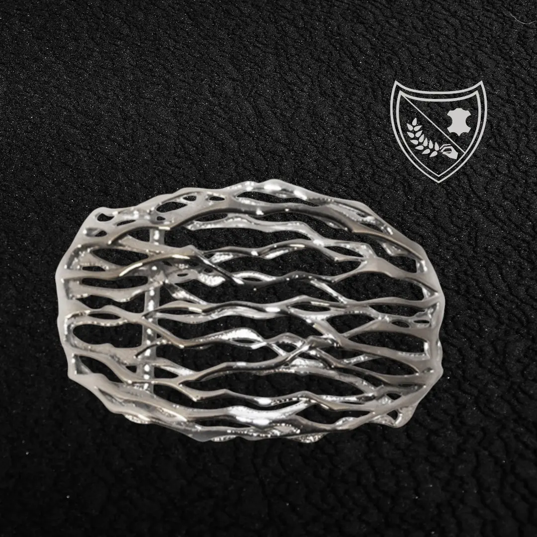 Boucle de ceinture Wave, lignes ondoyantes organiques inspirées de la nature, allure fluide et singulière, pièce artistique moderne, fermoir fiable pour confort et maintien. Vue de face 