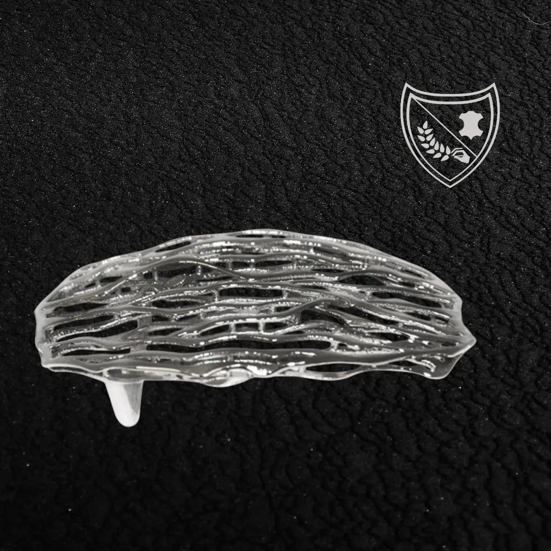 Boucle de ceinture Wave, lignes ondoyantes organiques inspirées de la nature, allure fluide et singulière, pièce artistique moderne, fermoir fiable pour confort et maintien. Vue de profile 