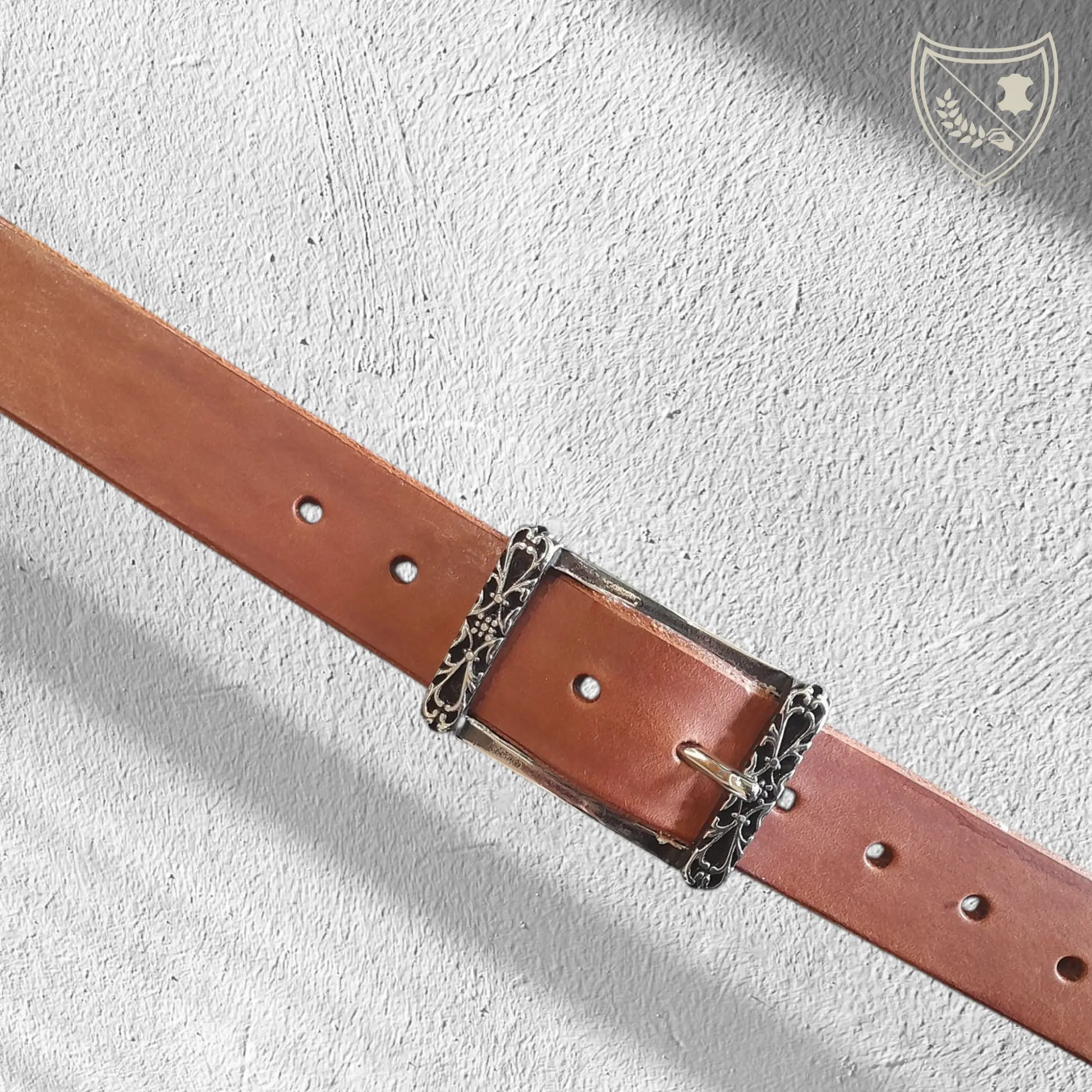 Ceinture cuir tannage végétal couleur havana avec boucle de ceinture Arabesque en zamac premium, motifs travaillés aux finitions élégantes, savoir‑faire italien, élégance sophistiquée, fermoir fiable pour confort et maintien