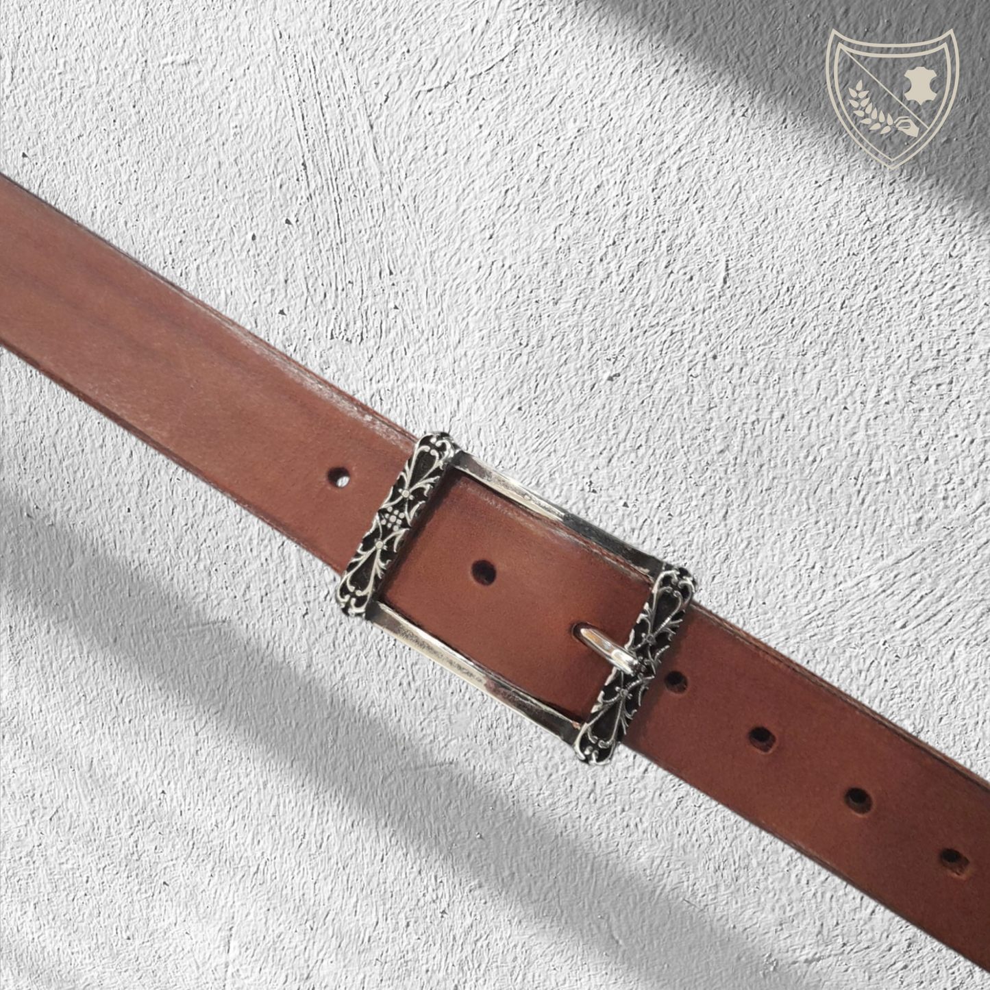 Ceinture cuir tannage végétal couleur chocolat avec boucle de ceinture Arabesque en zamac premium, motifs travaillés aux finitions élégantes, savoir‑faire italien, élégance sophistiquée, fermoir fiable pour confort et maintien