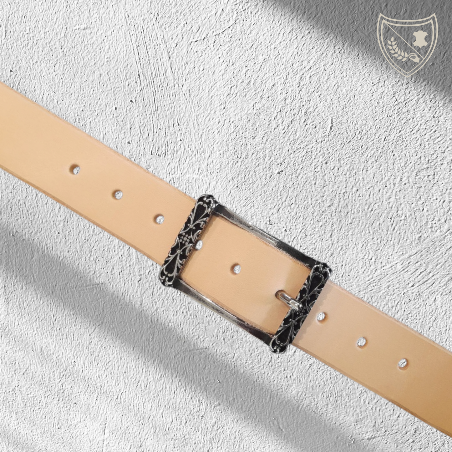 Ceinture cuir tannage végétal couleur naturelle avec boucle de ceinture Arabesque en zamac premium, motifs travaillés aux finitions élégantes, savoir‑faire italien, élégance sophistiquée, fermoir fiable pour confort et maintien