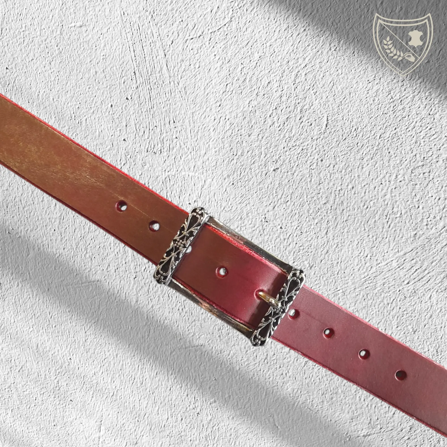 Ceinture cuir tannage végétal couleur victoria avec boucle de ceinture Arabesque en zamac premium, motifs travaillés aux finitions élégantes, savoir‑faire italien, élégance sophistiquée, fermoir fiable pour confort et maintien