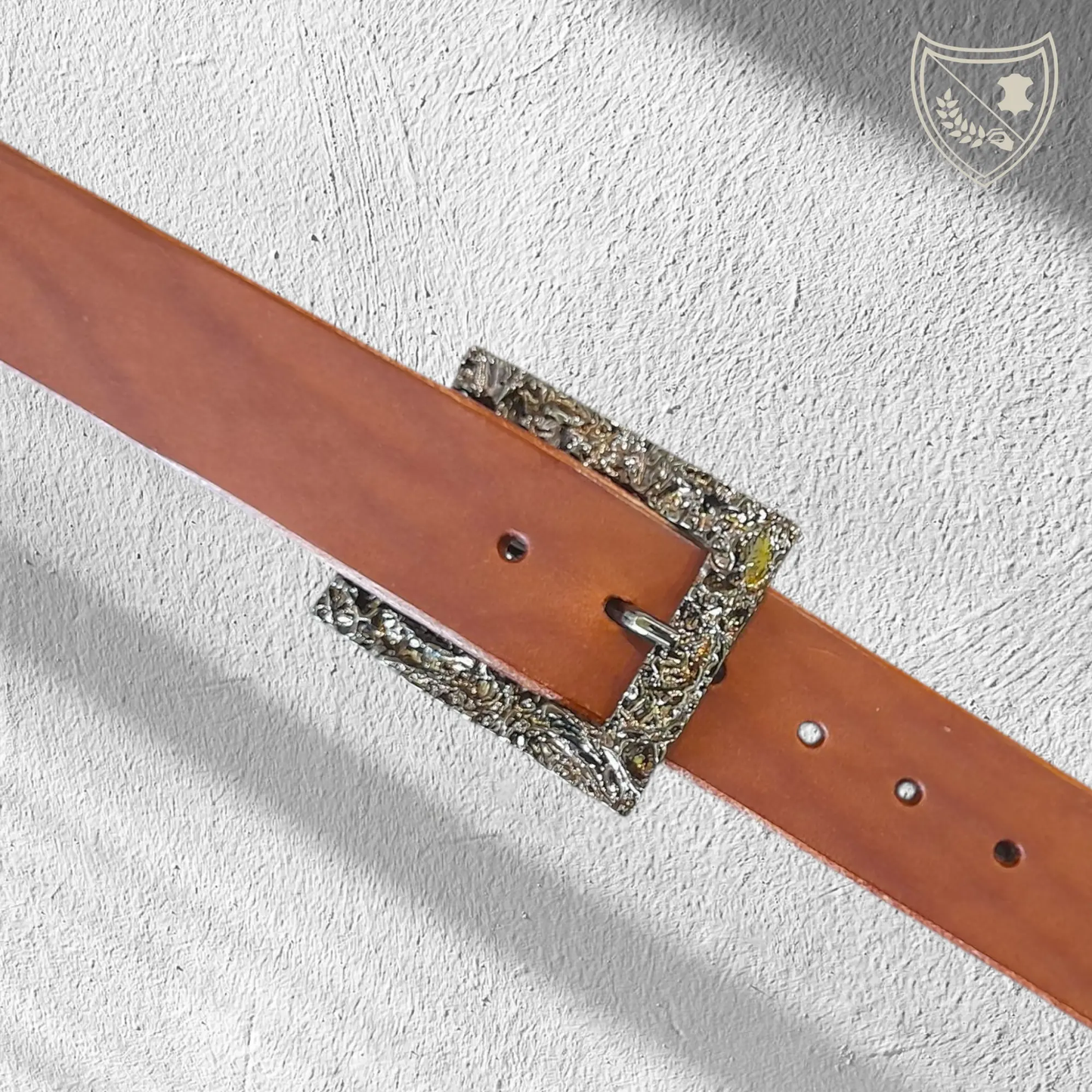 Ceinture cuir tannage végétal couleur havana avec boucle de ceinture Mineral Black, texture minérale noir profond, charisme brut et raffiné, pièce audacieuse et moderne, fermoir fiable pour confort et maintient