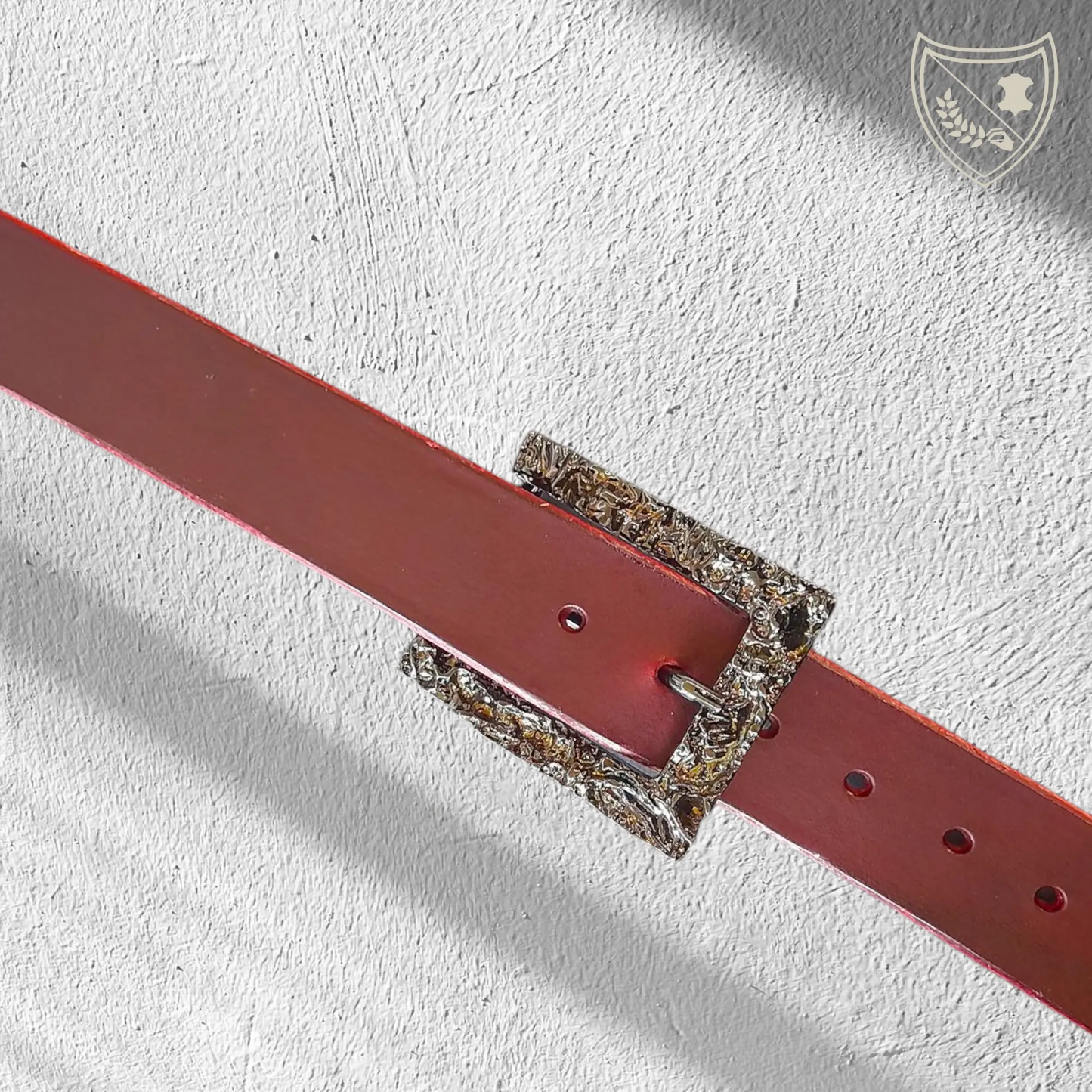 Ceinture cuir tannage végétal couleur victoria avec boucle de ceinture Mineral Black, texture minérale noir profond, charisme brut et raffiné, pièce audacieuse et moderne, fermoir fiable pour confort et maintient