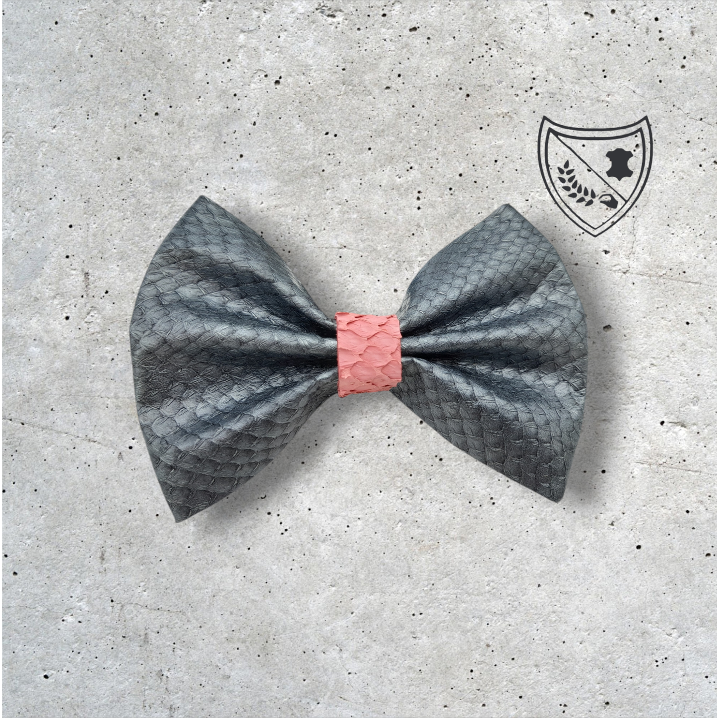 Nœud papillon cuir de saumon homme | femme gris argenté centre rose, fabriqué en Belgique, vue de face