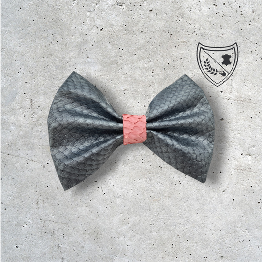 Nœud papillon cuir de saumon homme | femme gris argenté centre rose, fabriqué en Belgique, vue de face