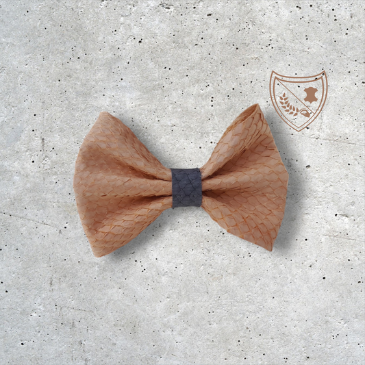 Nœud papillon cuir de saumon homme | femme beige centre gris, fabriqué en Belgique, vue de face