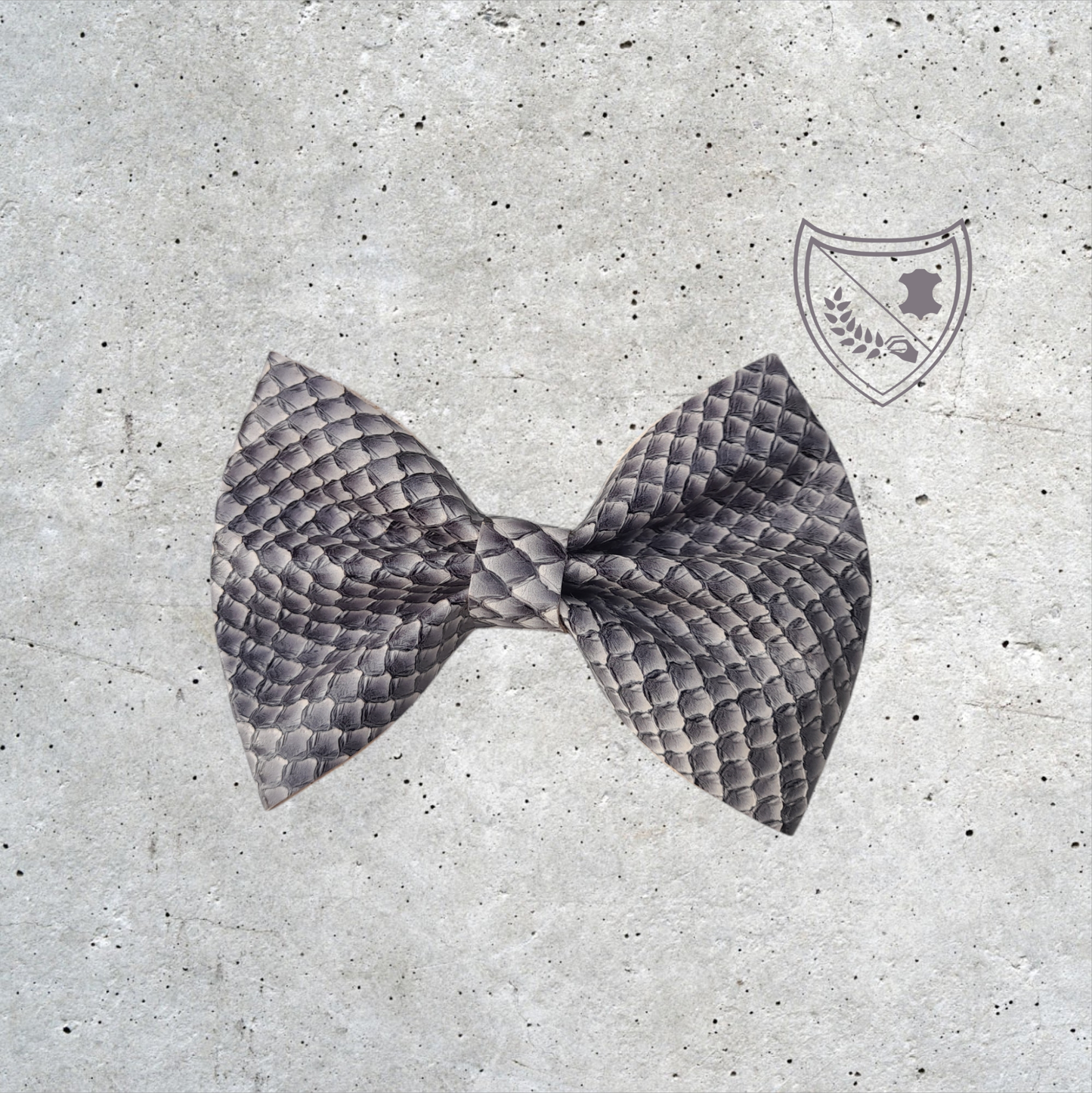 Nœud papillon cuir de saumon homme | femme blanc et noir, fabriqué en Belgique, vue de face