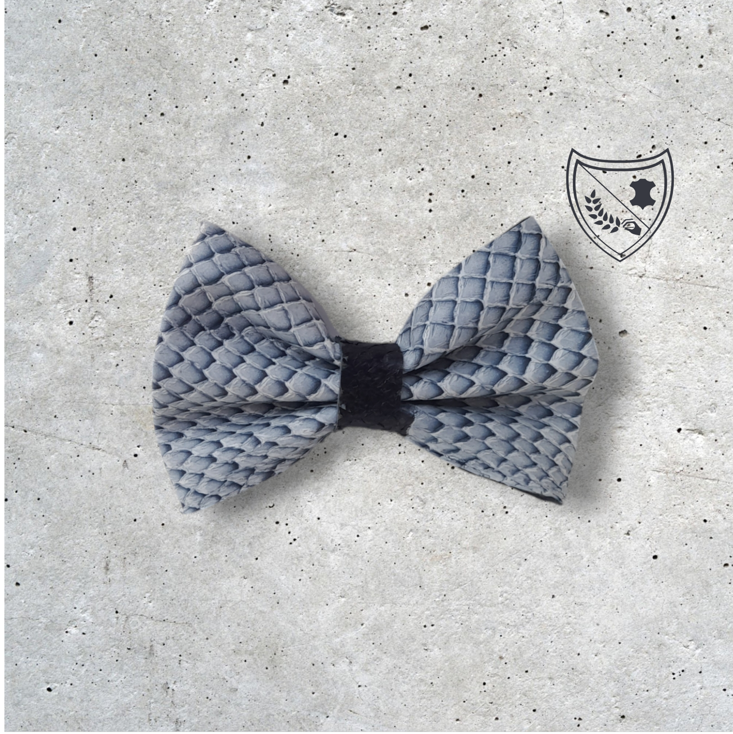 Nœud papillon cuir de saumon homme | femme blanc et noir, fabriqué en Belgique, vue de face