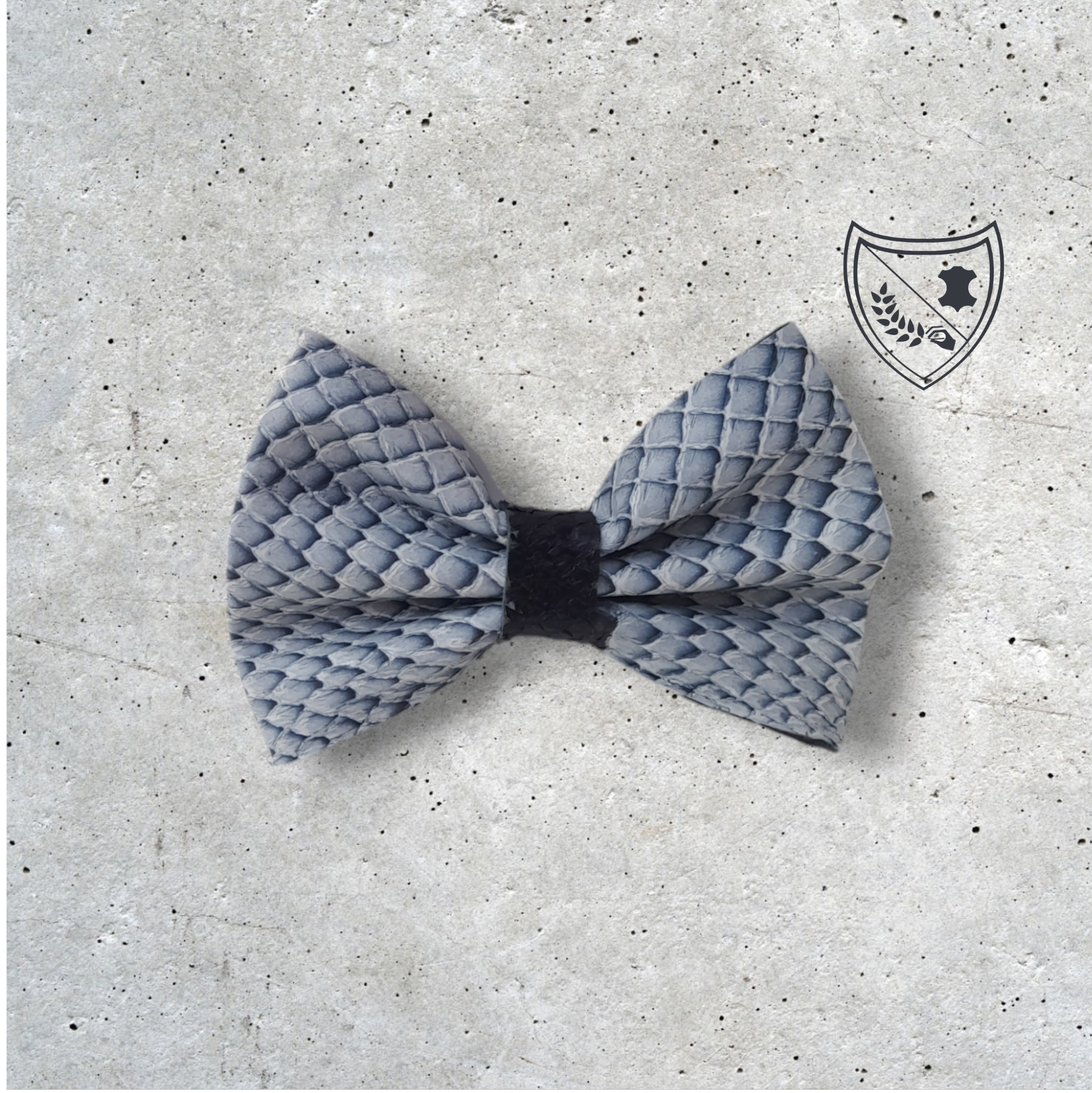 Nœud papillon cuir de saumon homme | femme blanc et noir, fabriqué en Belgique, vue de face