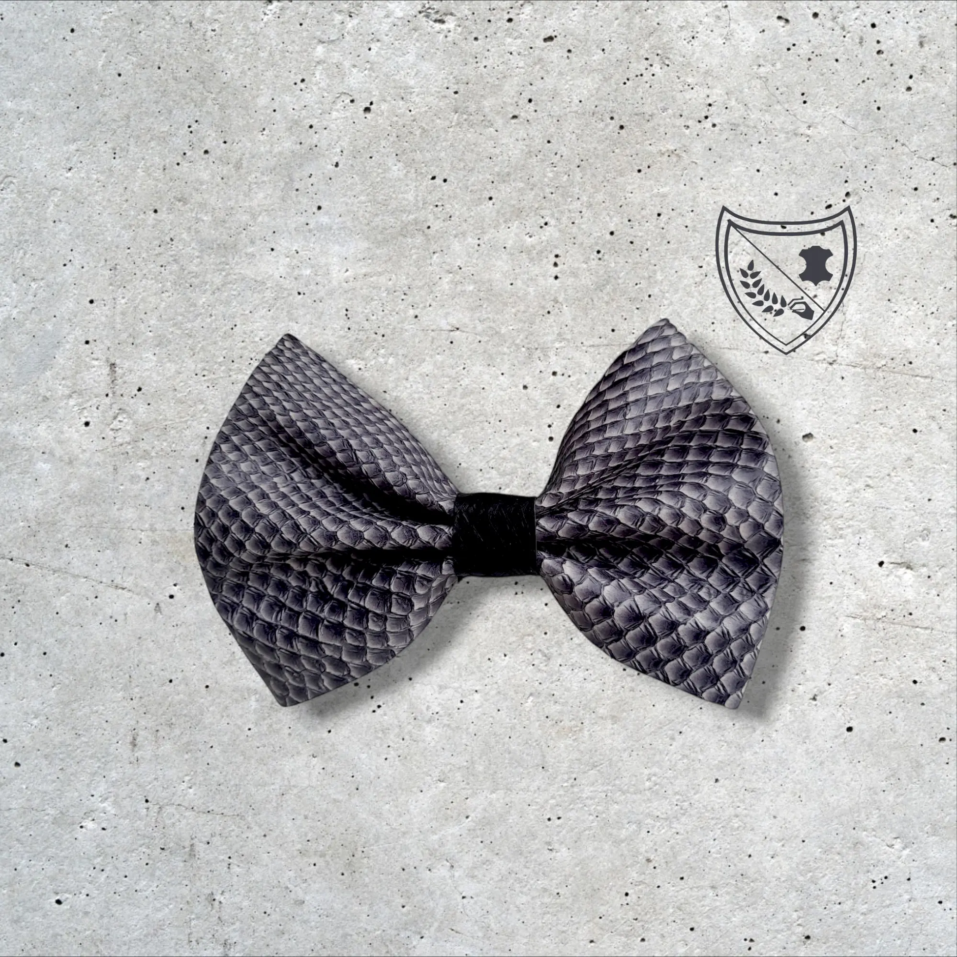 Nœud papillon cuir de saumon homme | femme blanc et noir, fabriqué en Belgique, vue de face