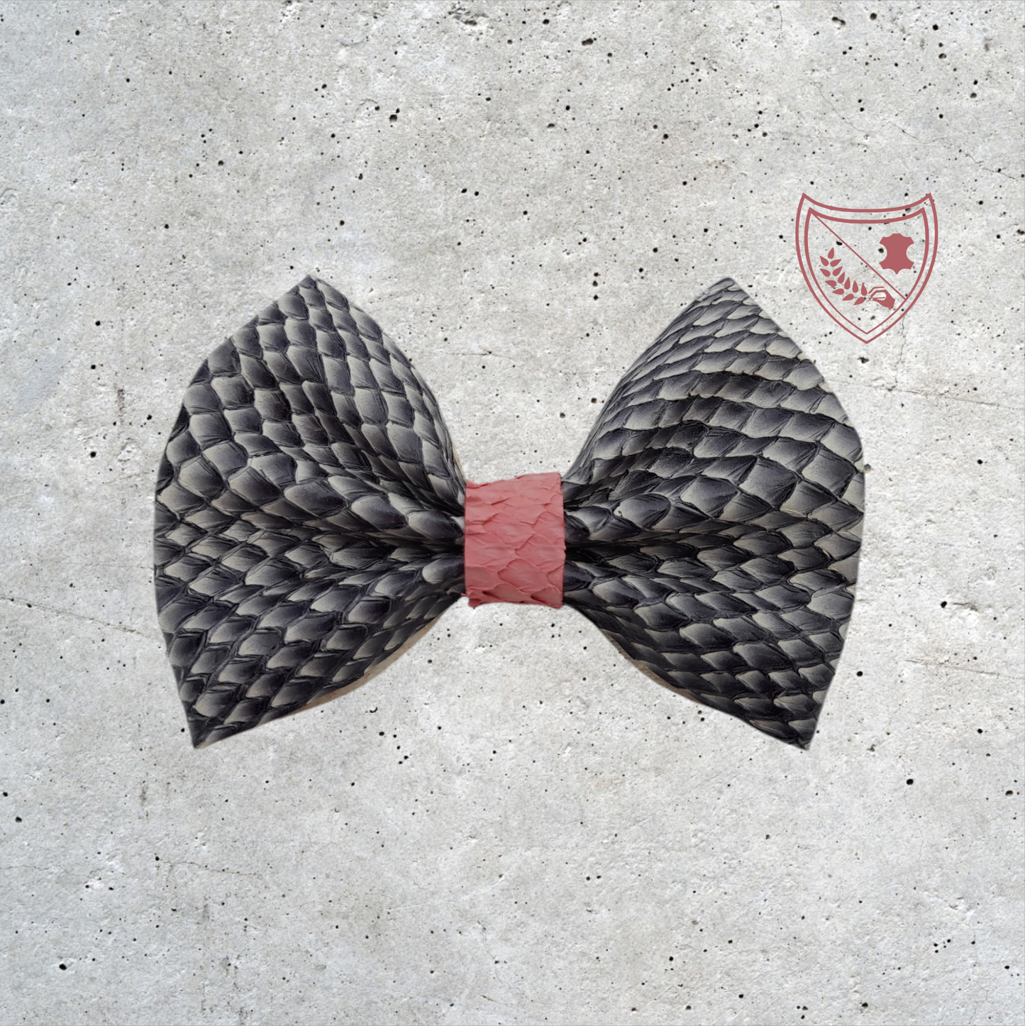 Nœud papillon cuir de saumon homme | femme blanc et noir centre rose, fabriqué en Belgique, vue de face