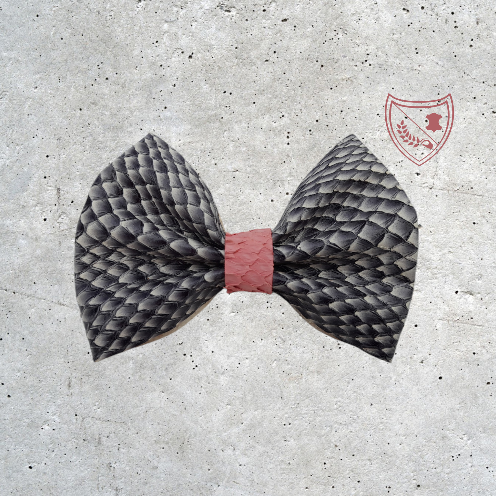 Nœud papillon cuir de saumon homme | femme blanc et noir centre rose, fabriqué en Belgique, vue de face